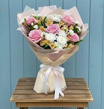 Букет цветов из:  Гвоздики, Орхидеи и Розы в Залужном