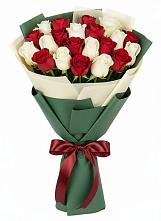 Букет Микс из красных и белых роз в Залужном