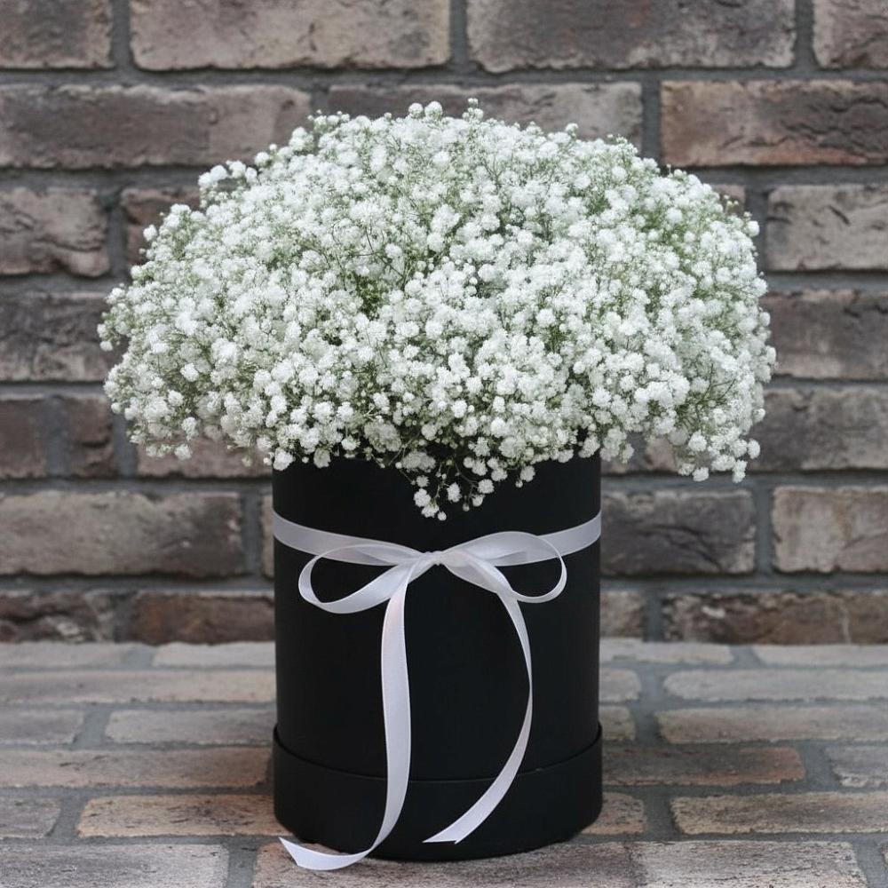 Цветочная композиция из Гипсофила в шляпной коробке в Залужном