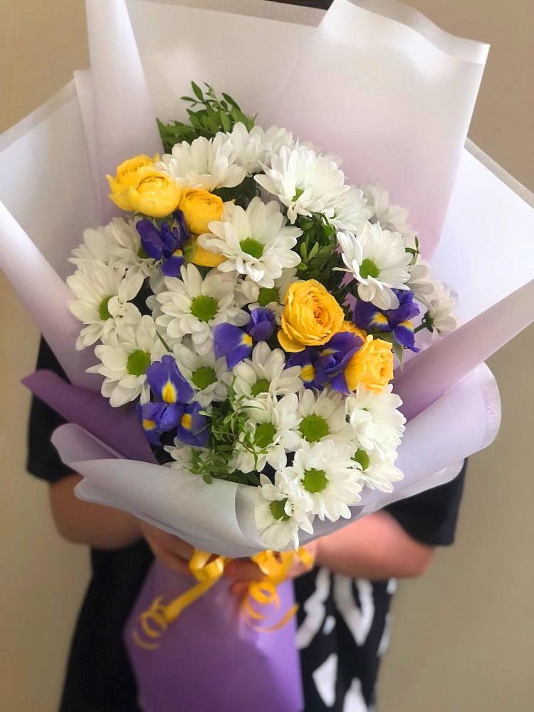 Букет цветов из: Ирисы, Хризантемы и Розы в Залужном