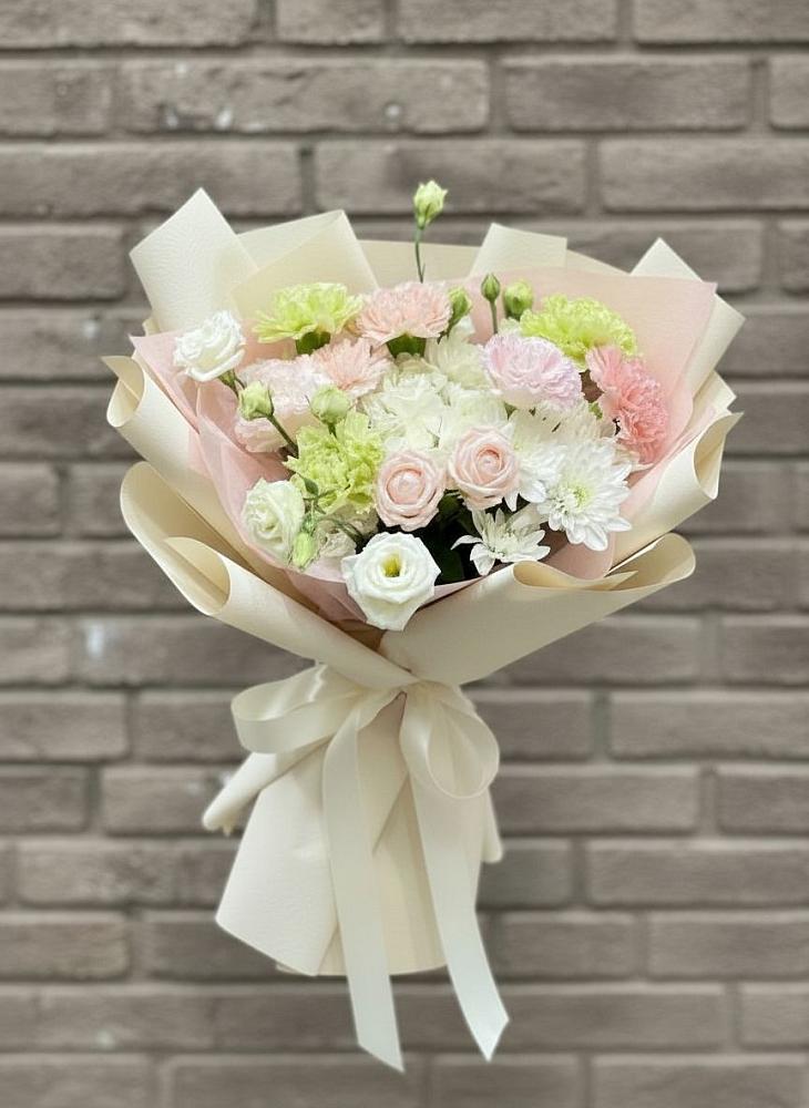 Букет цветов из: Гвоздики, Розы, Лизиантусы и Хризантемы в Залужном