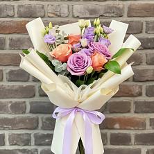 Букет цветов из:  Лизиантусы и Розы в Залужном