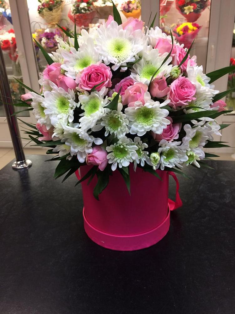 Цветочная композиция из Розы и Хризантемы в шляпной коробке в Залужном