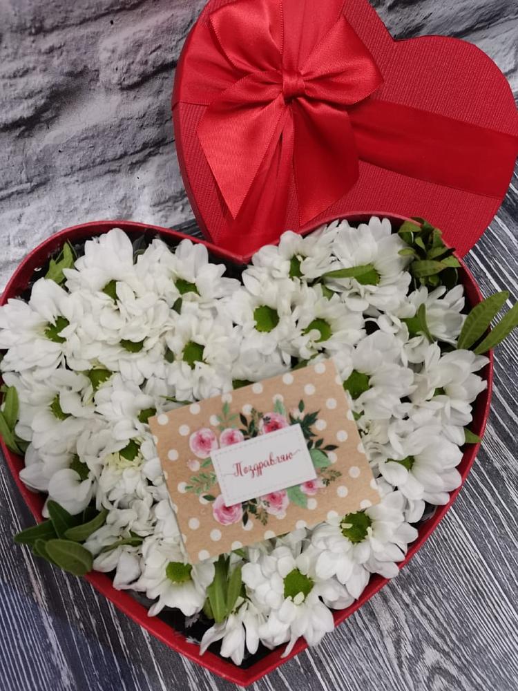 Цветочная композиция из Хризантемы в виде сердца в Залужном