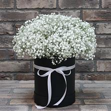 Цветочная композиция из Гипсофила в шляпной коробке в Залужном