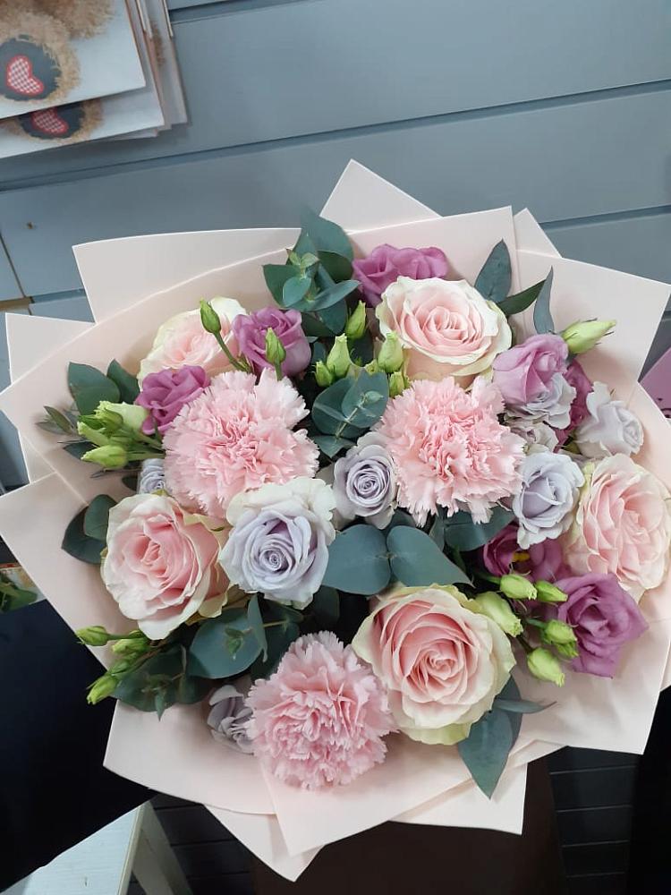 Букет цветов из: Розы, Гвоздики и Лизиантусы в Залужном